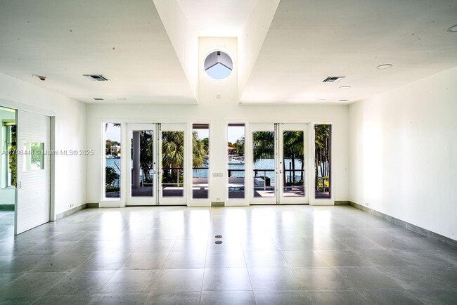 Building Photo - 621 N Mashta Dr