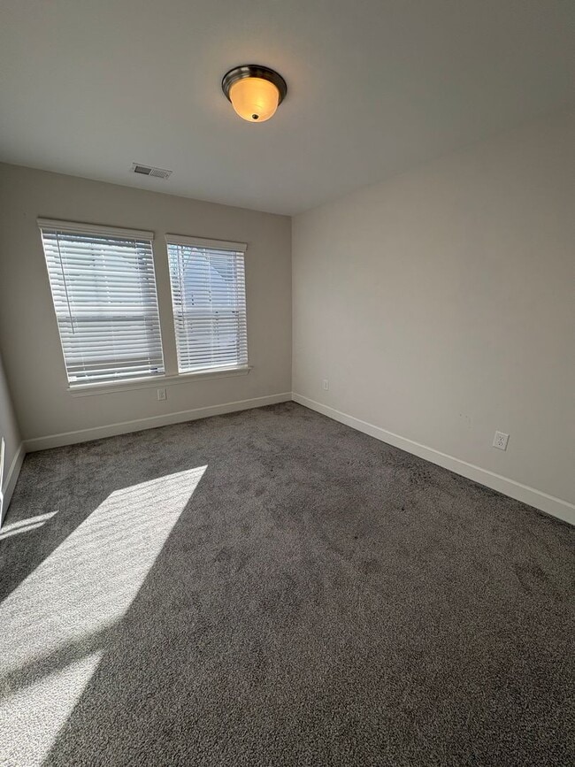 Building Photo - 3 Bedroom 2.5 Bath Townhome is the Madison Park area!!! $250 off the 1st Full Month's Rent!!!
