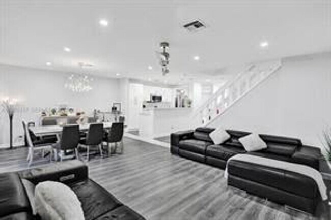 Building Photo - 833 NW 81st Ave