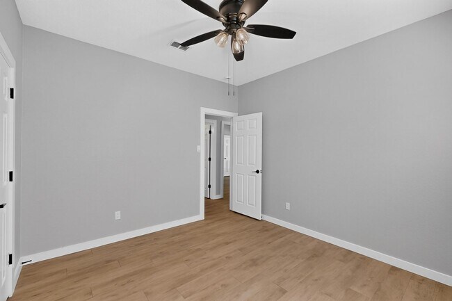 Building Photo - 720 Cliffmoor Dr