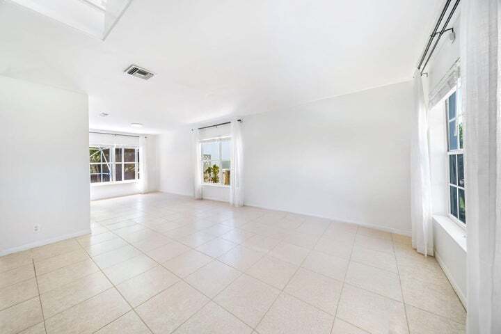 Building Photo - 1527 S Club Dr