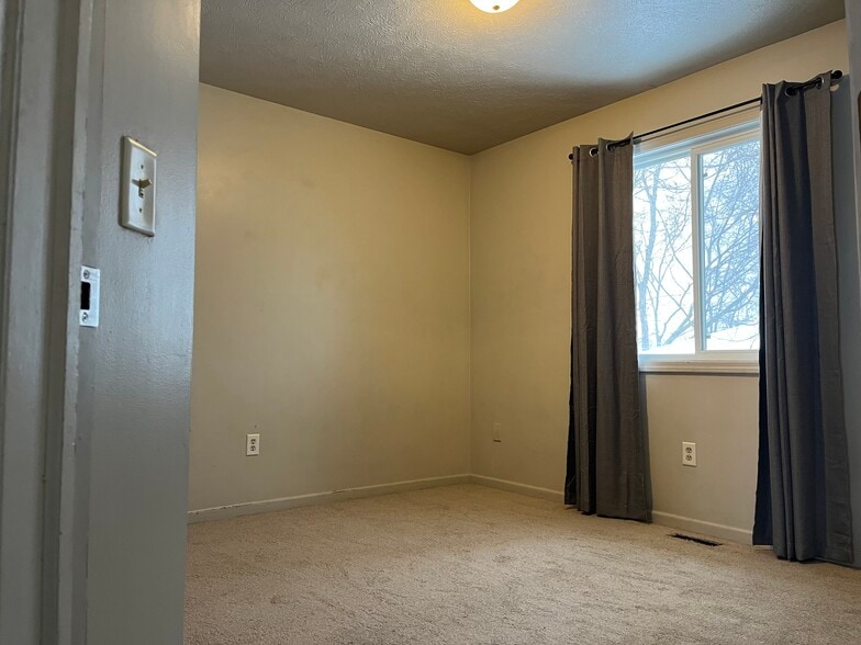 Cozy bedroom - 4417 Poinsettia Ave SE