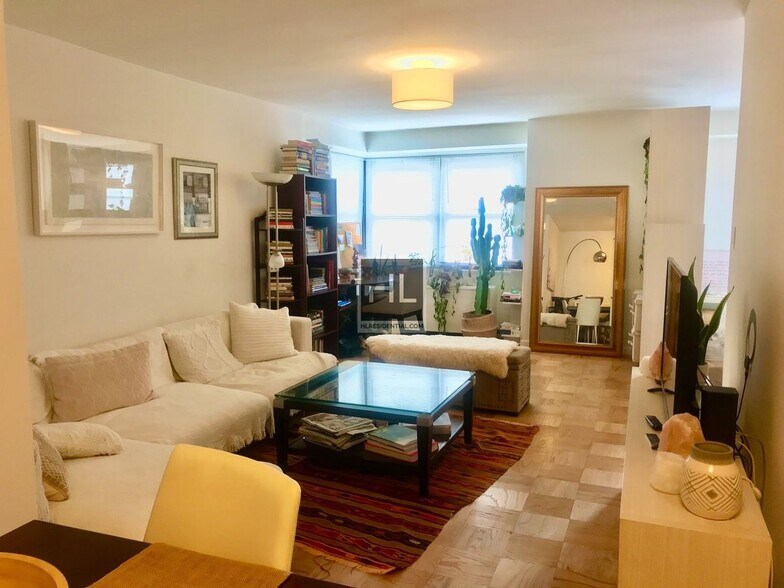 Building Photo - E 16 ST