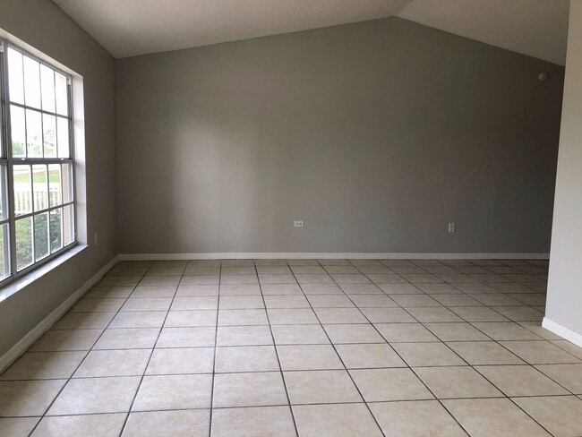 Building Photo - 3 Bed 2 Bath Home | Pet Friendly with Fenced Yard | Washer Dryer Hook Ups | Section 8 Welcome