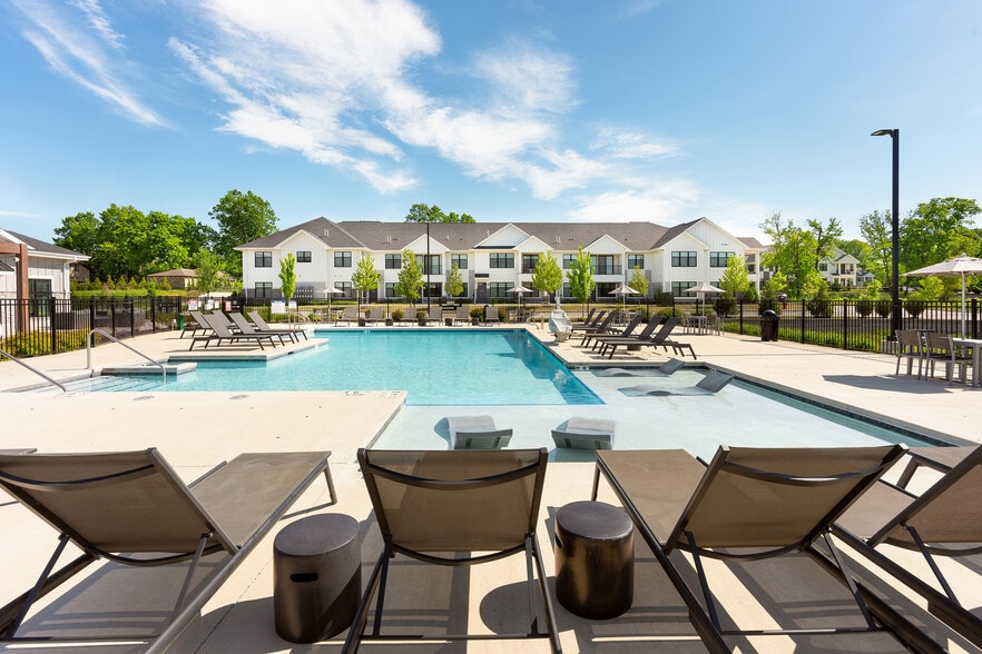 Seasons at Franklin Pool Deck - Seasons at Franklin