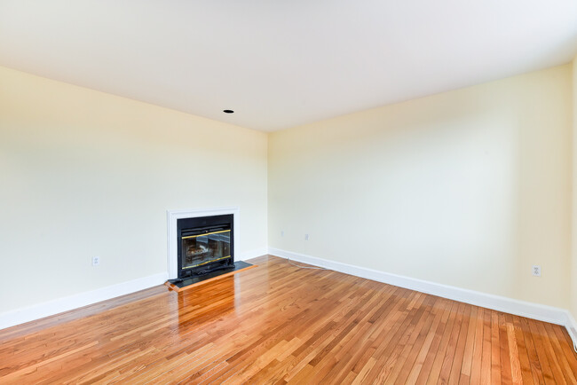 Building Photo - Sun Drenched Top Floor Dupont Circle One B...