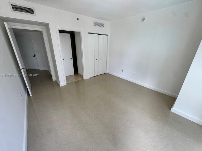 Building Photo - 495 Brickell Ave