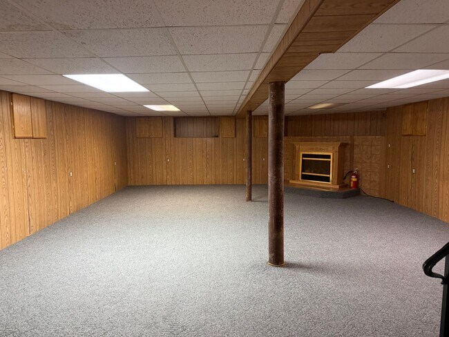 Building Photo - 2636 Hickory Dr