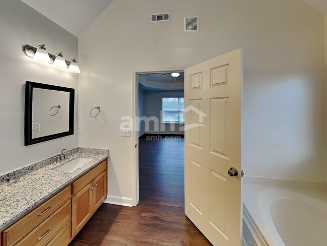 Building Photo - 3058 Romain Trail