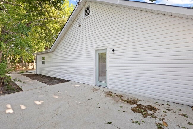 Building Photo - 3 Bedroom Home in Wilmington with a fenced yard and garage!