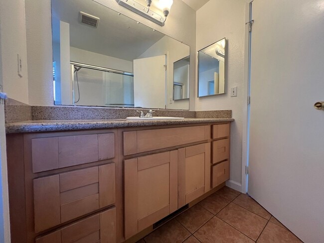 Building Photo - Duplex available in Little Saigon!