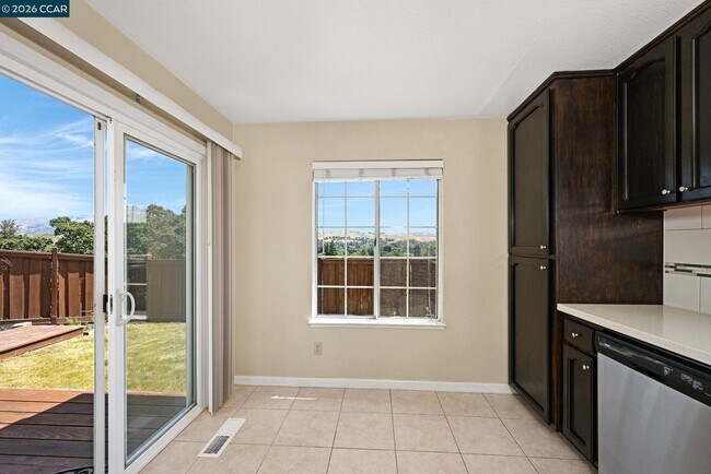 Building Photo - 1319 Strawberry Ct