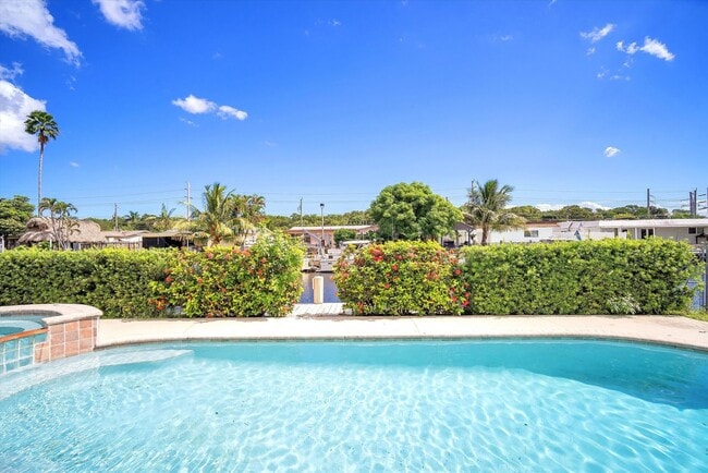 Building Photo - Beautiful house on the water with a pool