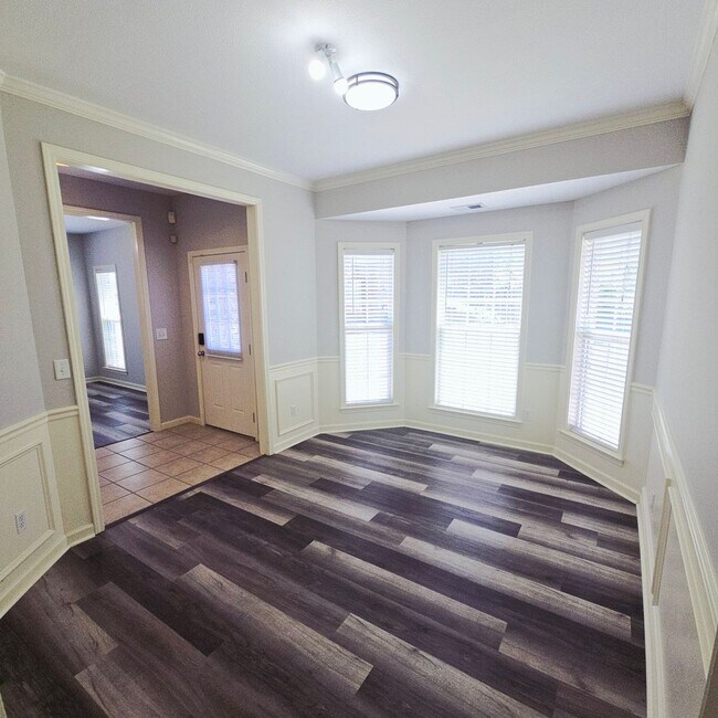 Building Photo - Spacious 3 BR / 2.5 BA in Birmingham!