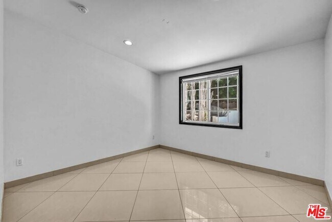 Building Photo - 20746 Clarendon St