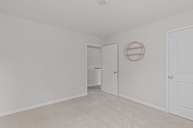 Building Photo - Stunning 5 Bedroom Home with a Fully Fenced In Yard!