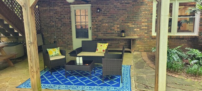 Lots of nice outdoor living space - 365 Ponderosa Dr