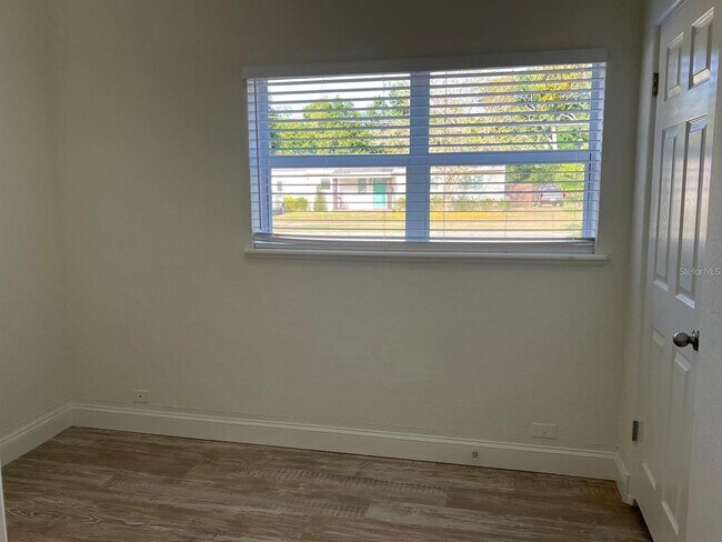Building Photo - 5037 Lake Howell Rd