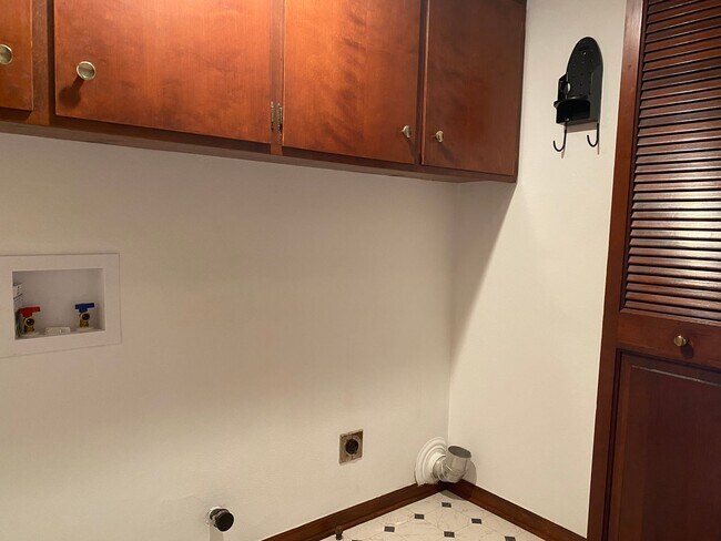 Building Photo - Beautiful Home on the Maumee River