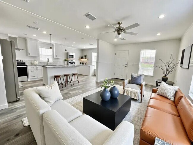 Building Photo - 16087 St John's Cir