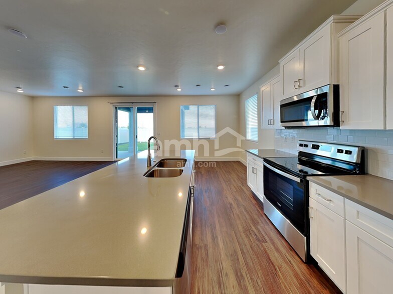 Building Photo - 4065 N Keklik Ave
