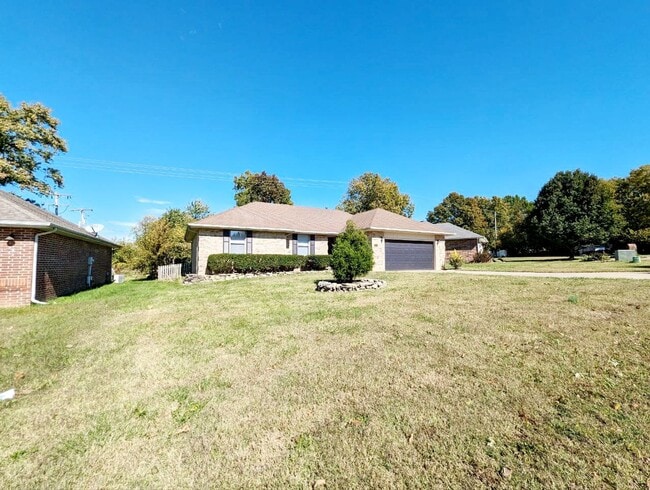 Building Photo - Southwest Springfield, All Brick,  David H...