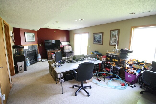 Building Photo - Beautiful 4 Bedroom/2 Bathroom Home In Shakopee-AVAILABLE 7/1