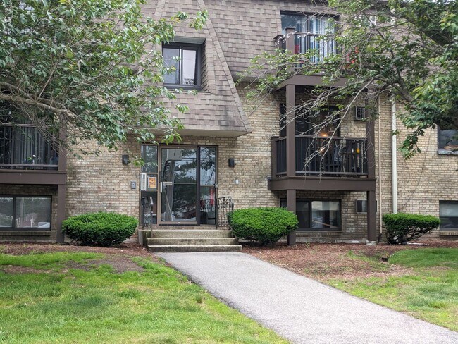 Building Photo - PENDING - Spacious 1 bedroom garden style condo at King's Court Condominiums