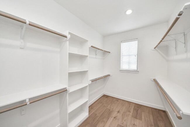 Building Photo - City views, smart layout, and Houston convenience?