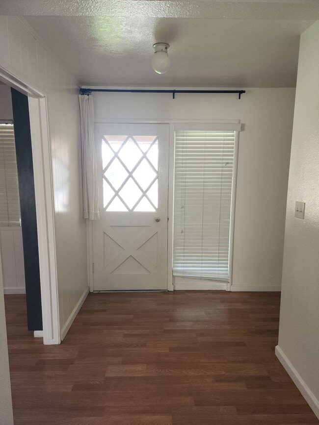 Building Photo - 3 Bedroom 2 Bathroom in court Near Somerse...