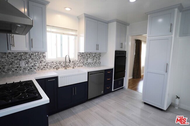 Building Photo - 1025 S Sherbourne Dr