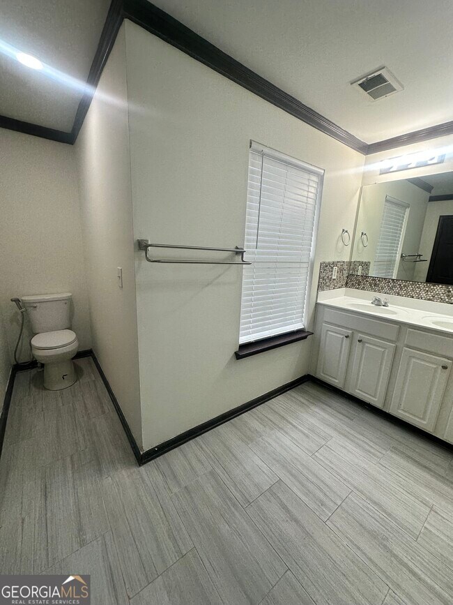 Building Photo - 186 Bellewood Oak Dr