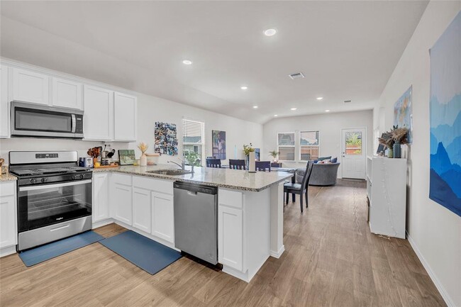 Building Photo - 185 Sandringham Lp