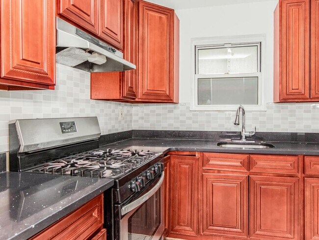 Building Photo - 661 Sagamore St