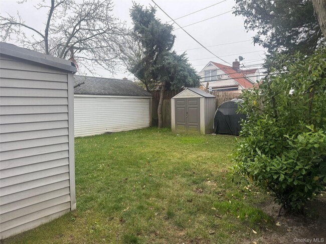 Building Photo - 216 E Hudson St