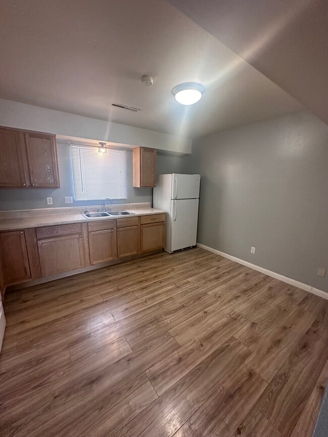 Building Photo - 1627 W Maple St