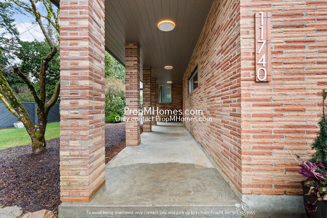 Building Photo - Stunning 3-Bedroom Mid-Century Modern Home...