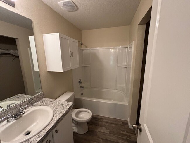 Building Photo - Cute Home Ready for Family