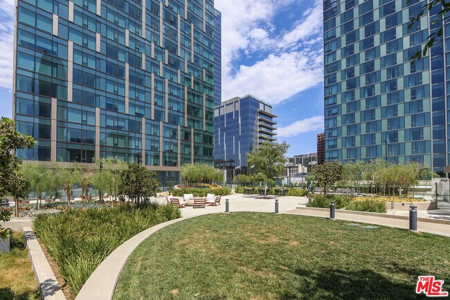 Building Photo - 889 Francisco St