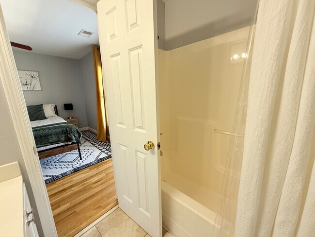 Building Photo - 607 Lake Forest Road