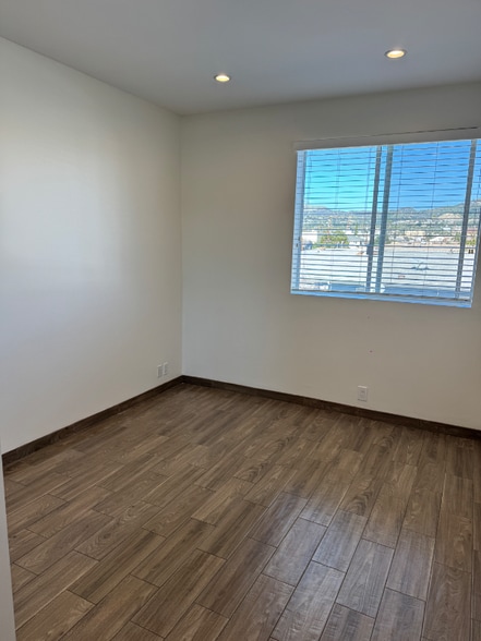 Building Photo - 953 Normandie Ave