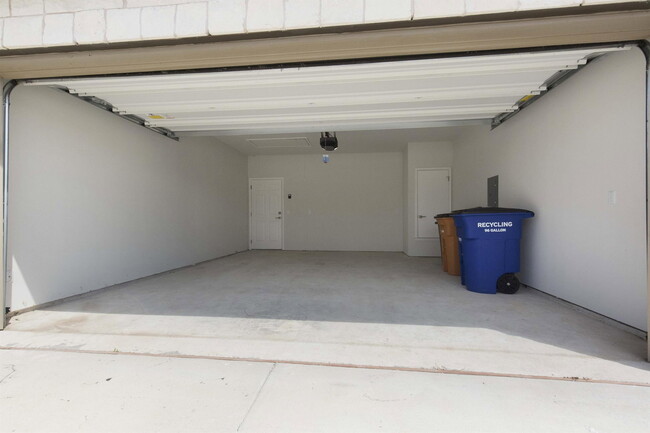 Building Photo - 924 Falkland Trace