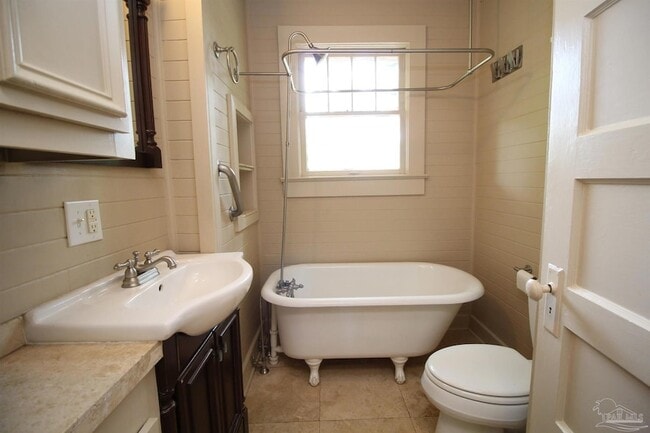 Building Photo - 3102 E De Soto St