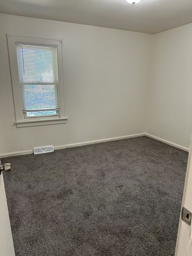 Building Photo - Renovated 2 bedroom / 1 bath house with 2 car garage