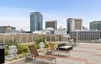 Building Photo - Apart