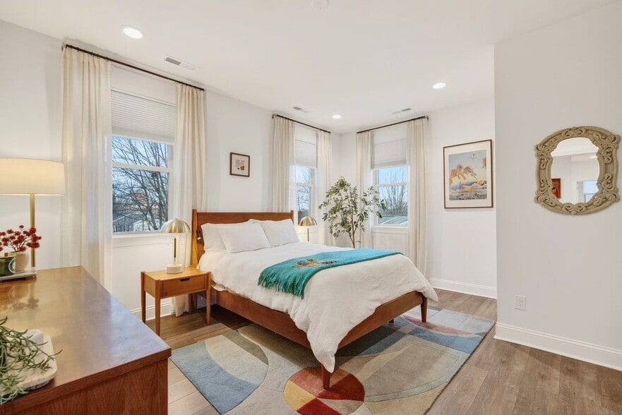 Building Photo - 927 Ramseur St