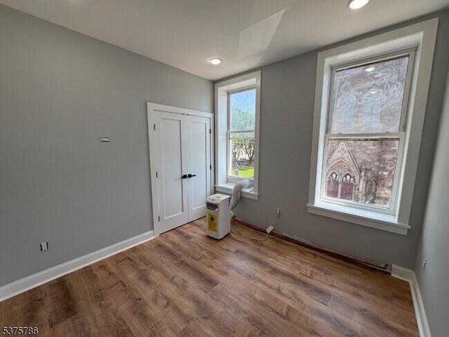 Building Photo - 372 Main St