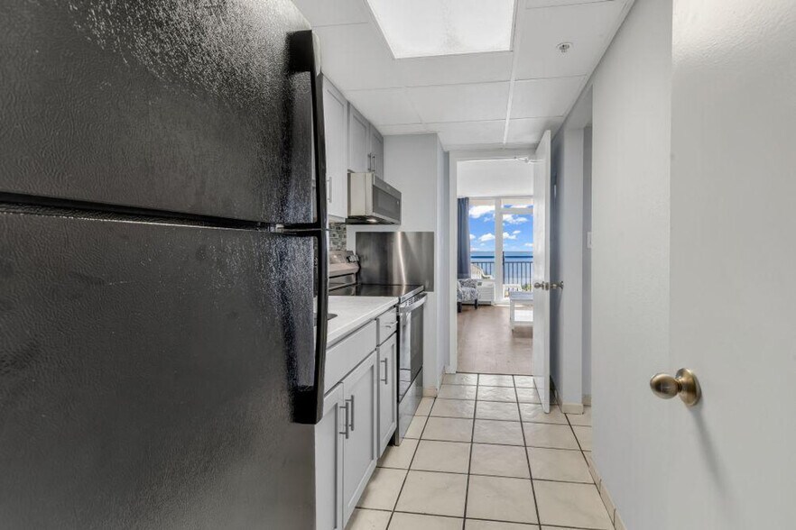 Building Photo - 2300 N Ocean Blvd