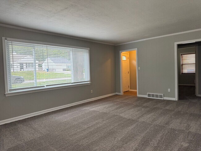 Building Photo - Move in Ready Prairie Village Ranch + Fenc...
