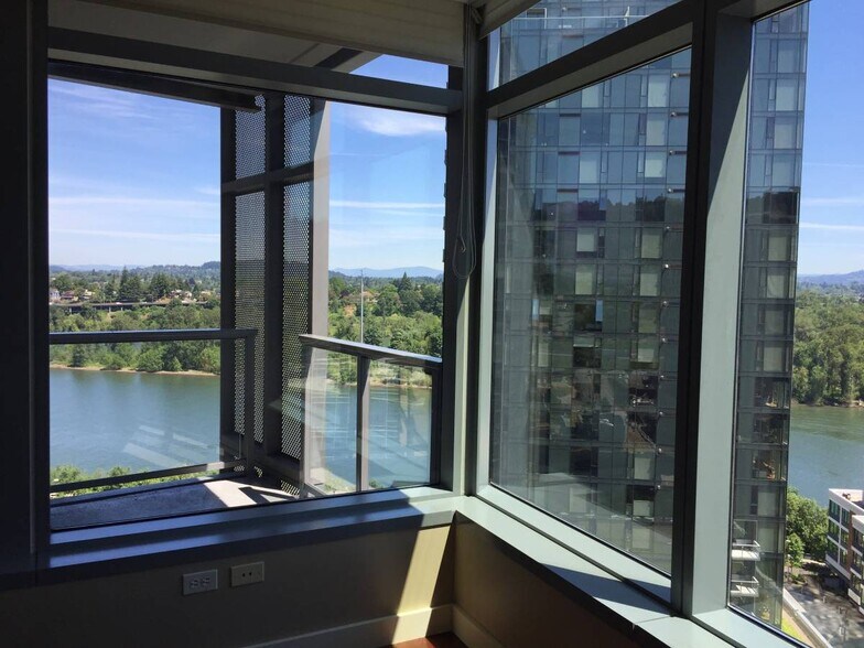 balcony - 3601 S River Pky